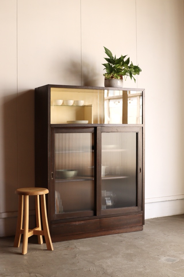 モールガラスの引戸棚