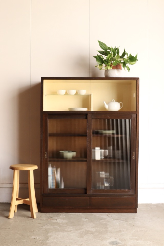 モールガラスの引戸棚