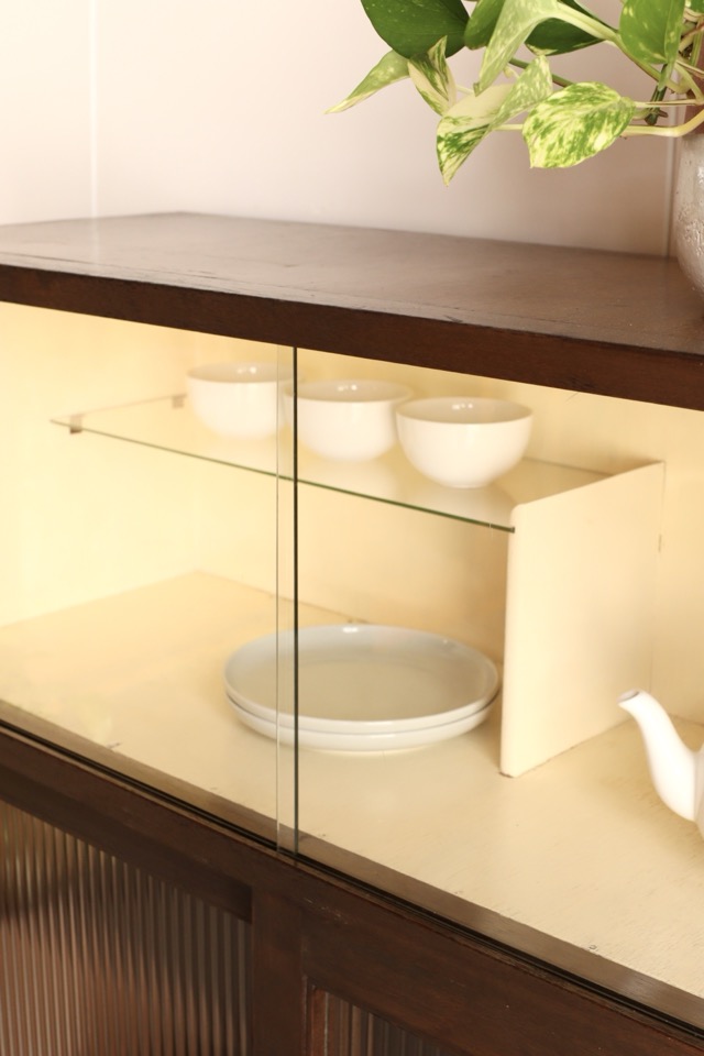 モールガラスの引戸棚