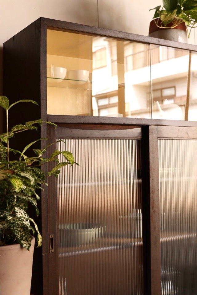 モールガラスの引戸棚