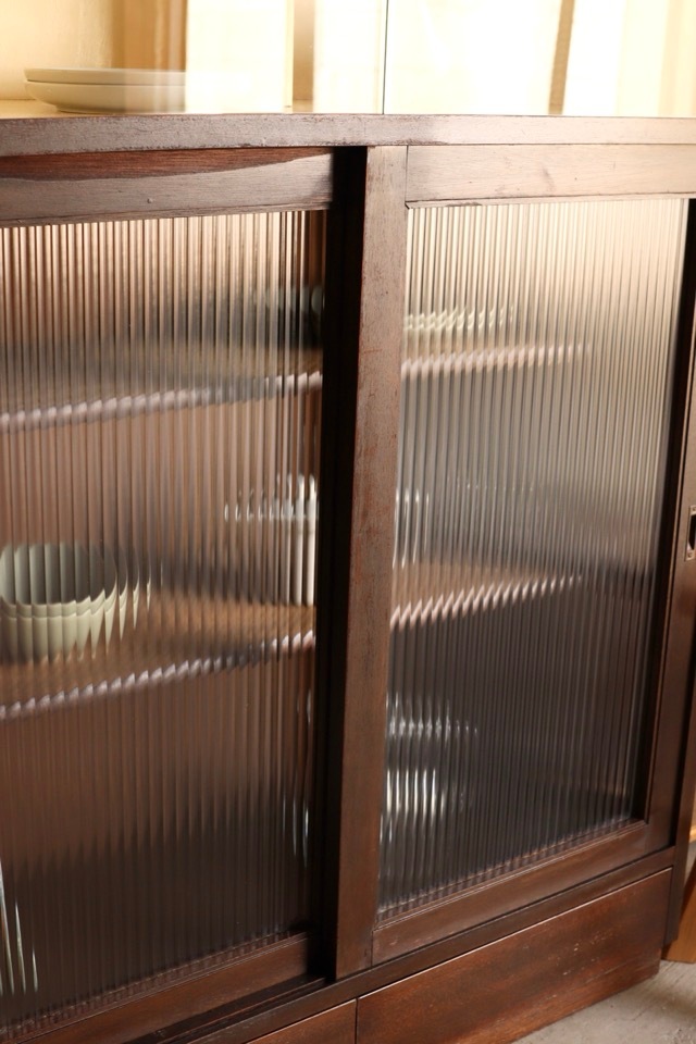 モールガラスの引戸棚