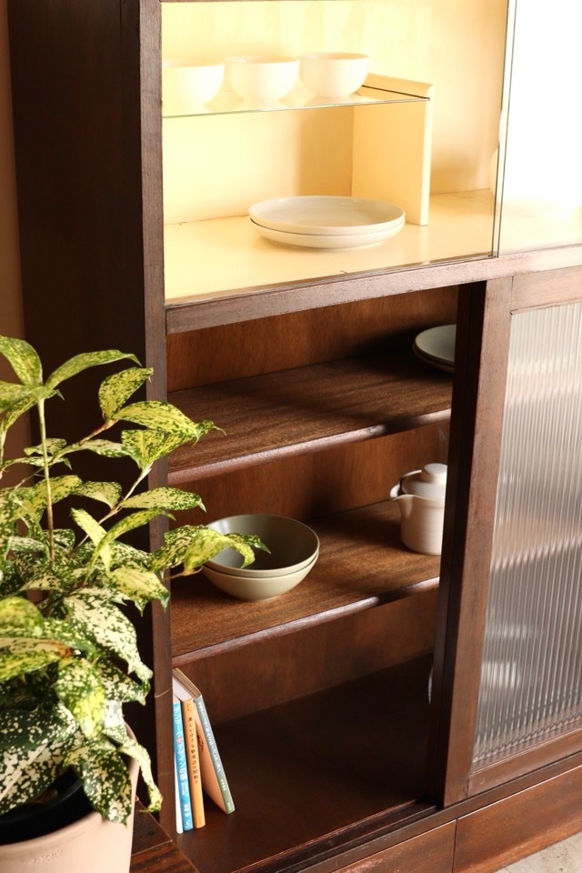 モールガラスの引戸棚