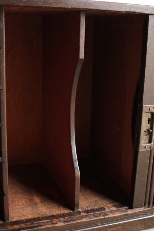 蛇腹の小戸棚