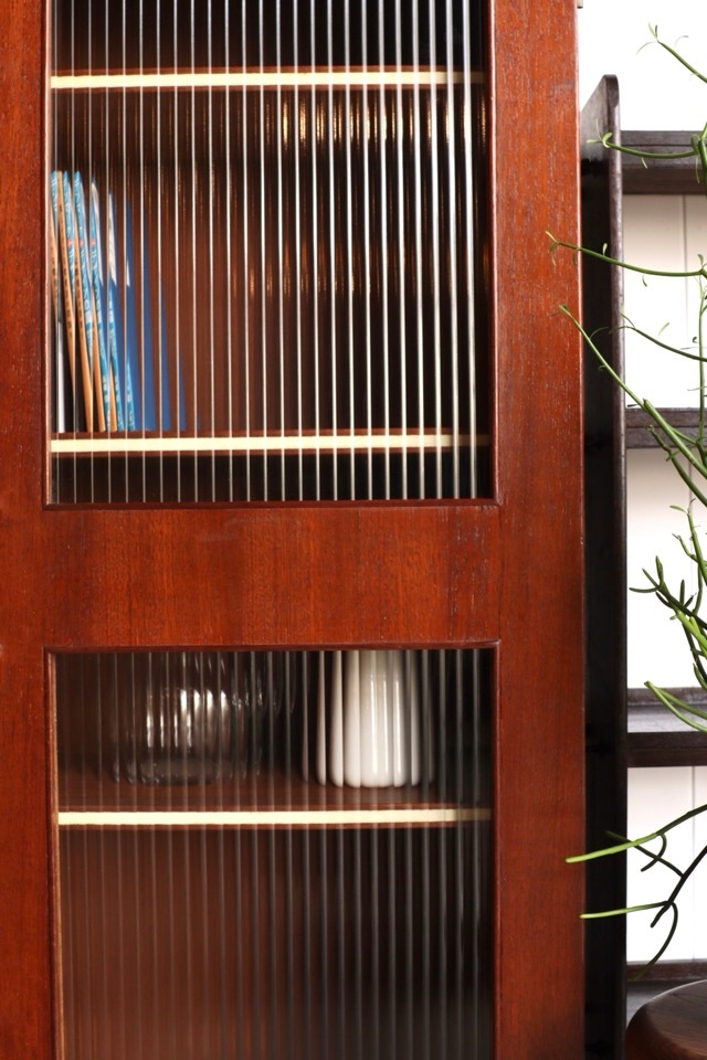 モールガラスの戸棚