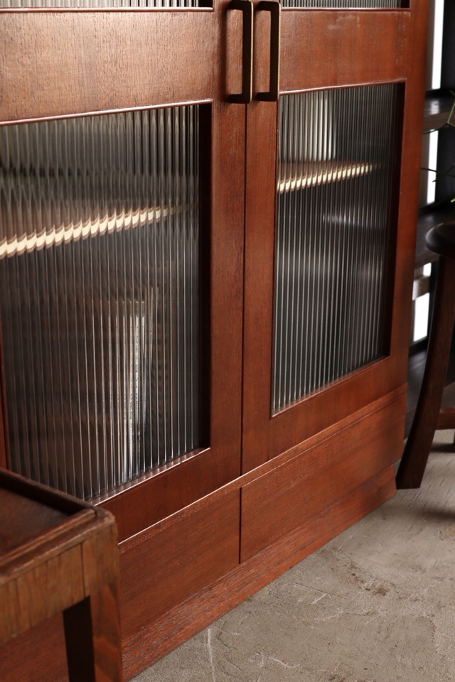 モールガラスの戸棚