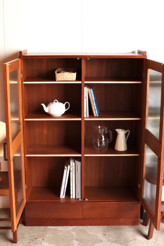 モールガラスの戸棚