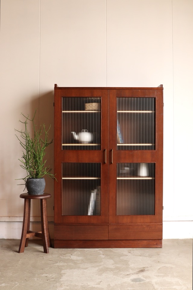 モールガラスの戸棚