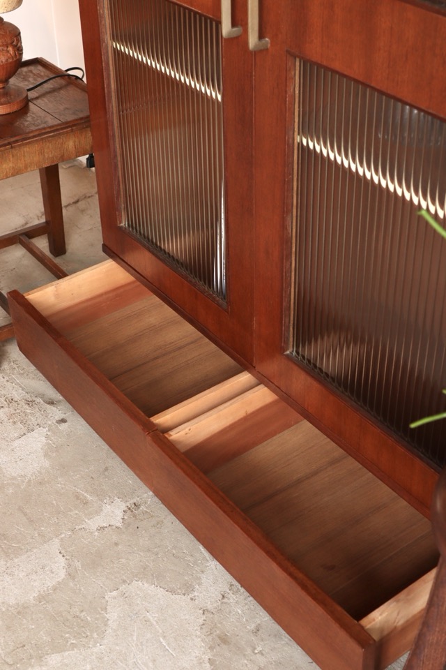 モールガラスの戸棚