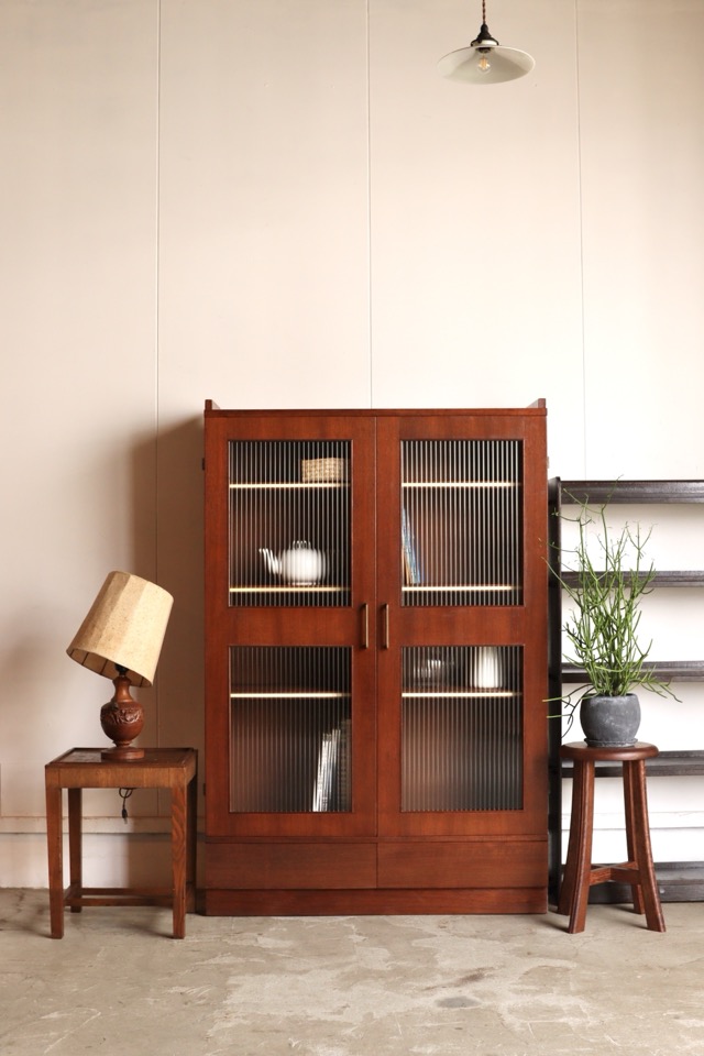 モールガラスの戸棚