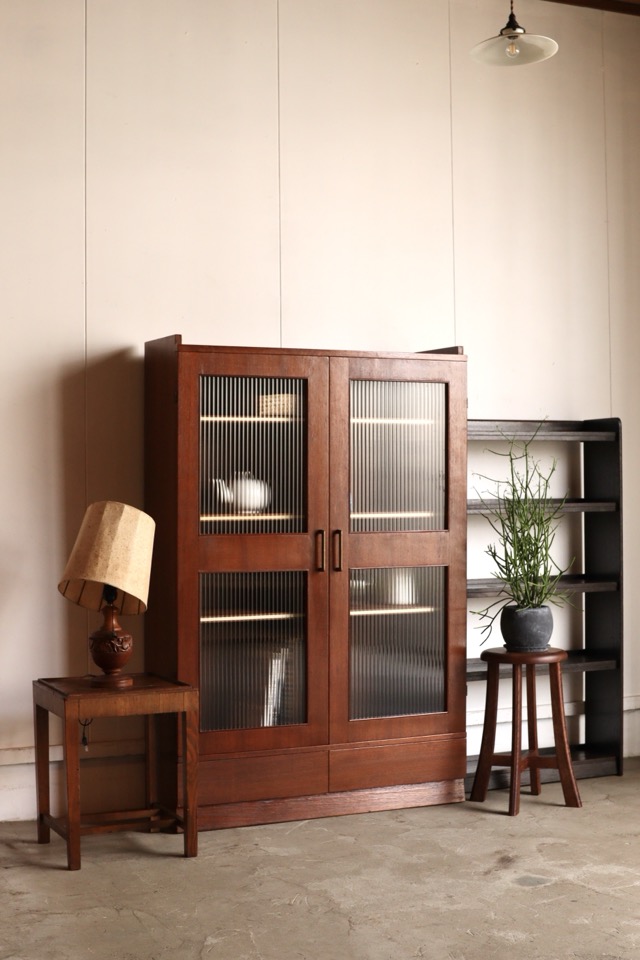 モールガラスの戸棚