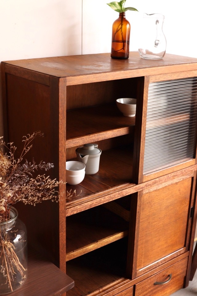 モールガラスの引戸棚