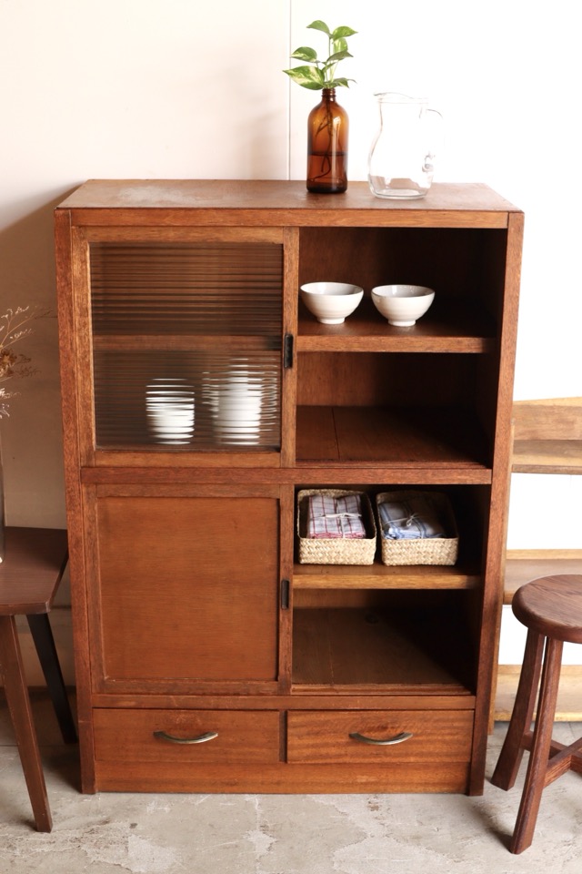 モールガラスの引戸棚