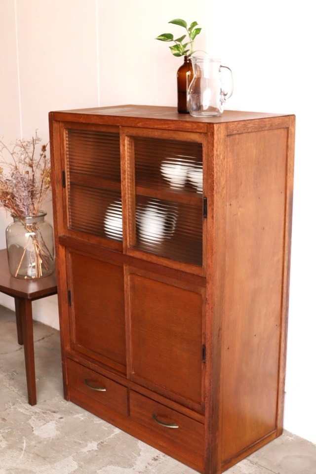 モールガラスの引戸棚