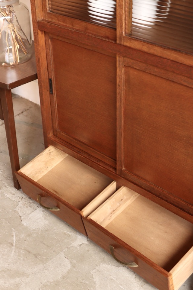 モールガラスの引戸棚