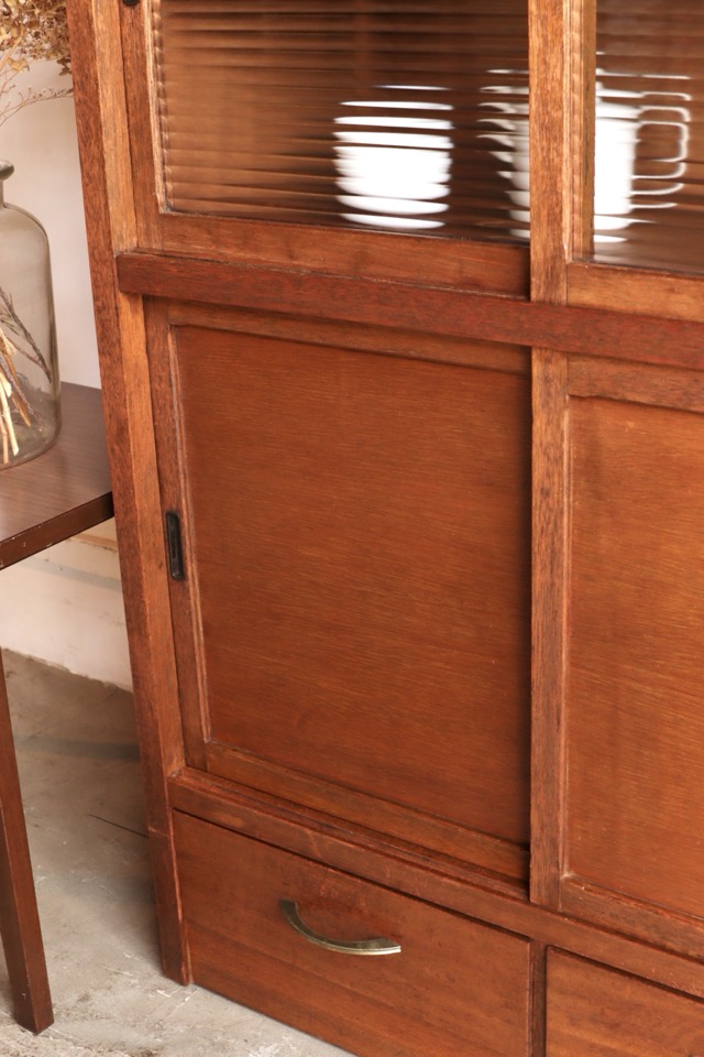 モールガラスの引戸棚