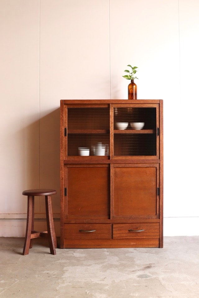 モールガラスの引戸棚