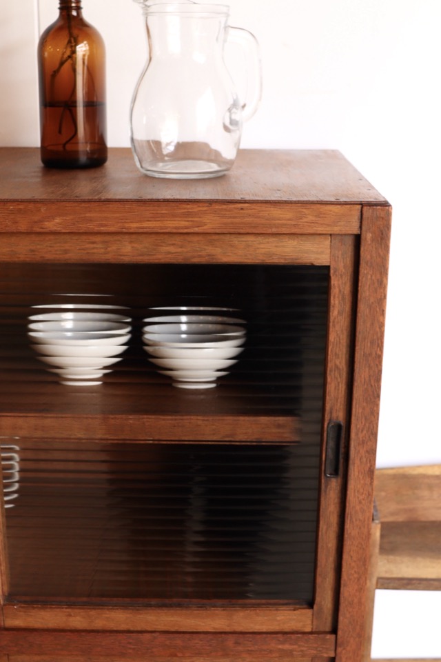 モールガラスの引戸棚