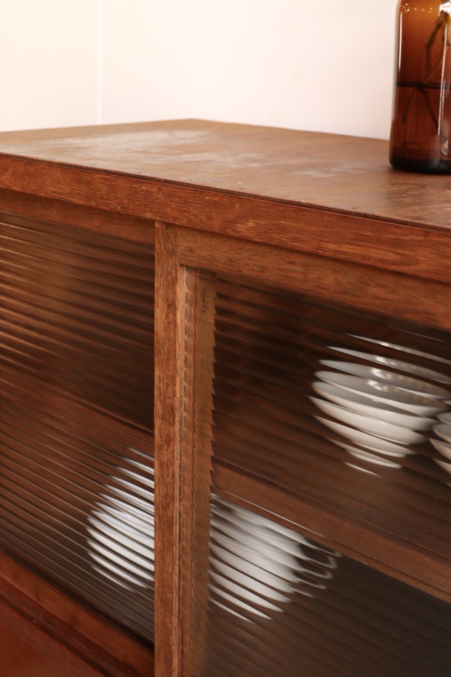 モールガラスの引戸棚