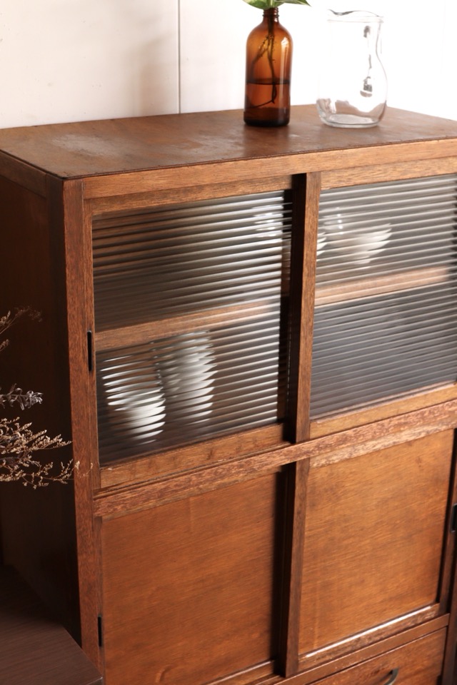 モールガラスの引戸棚