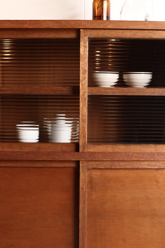 モールガラスの引戸棚