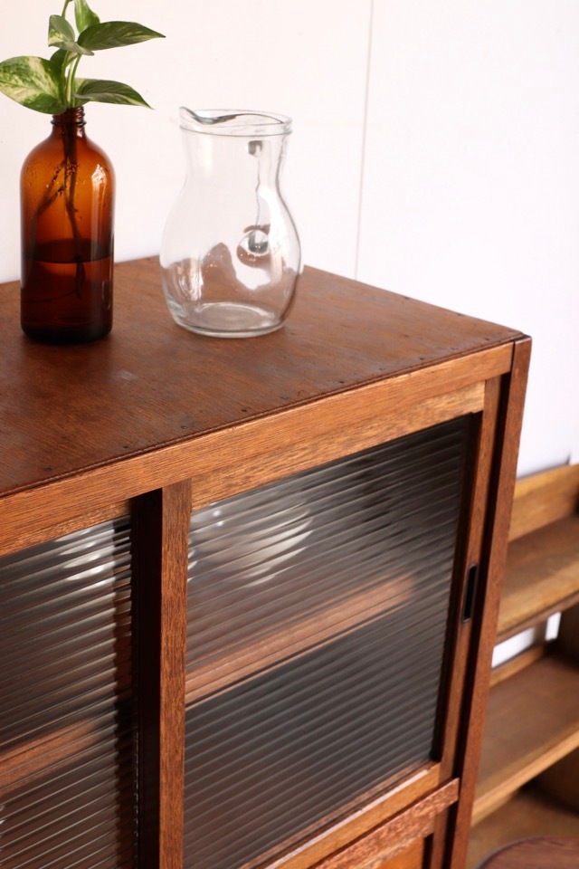 モールガラスの引戸棚