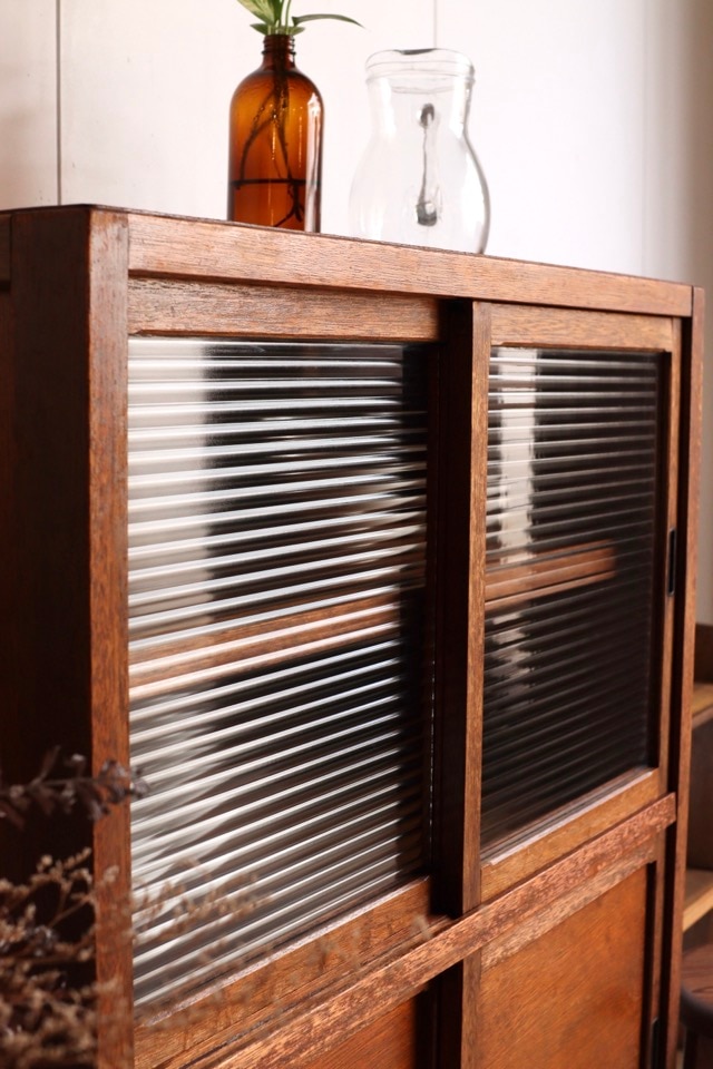 モールガラスの引戸棚