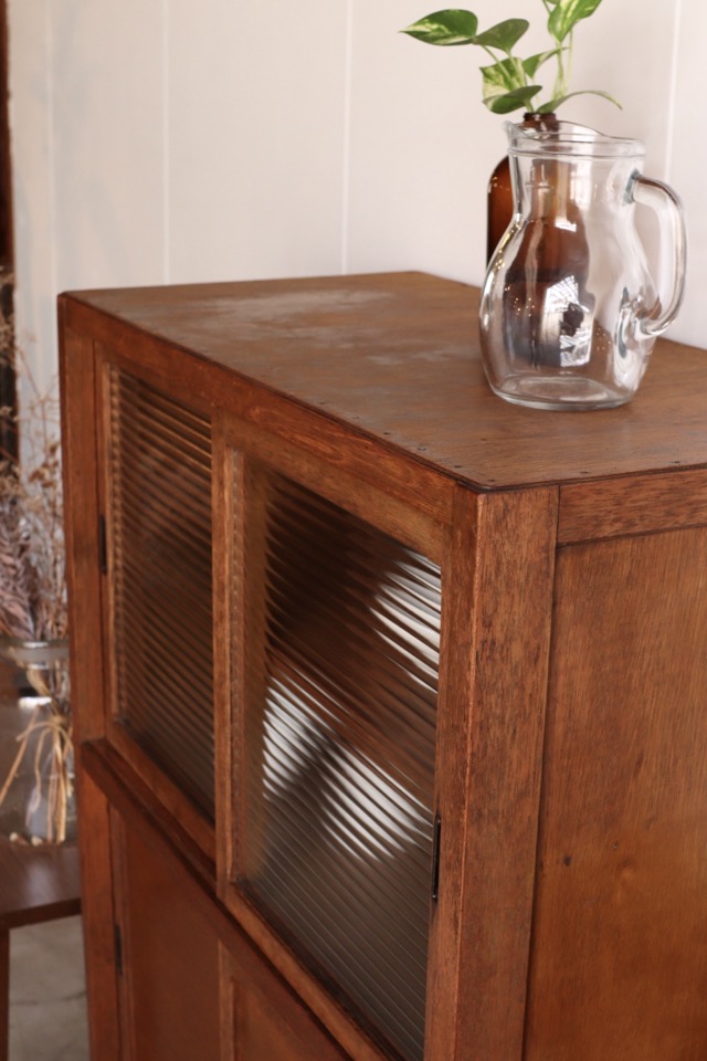 モールガラスの引戸棚