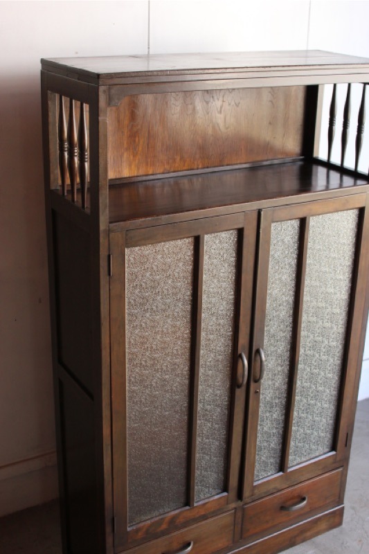 ダイヤガラスの戸棚