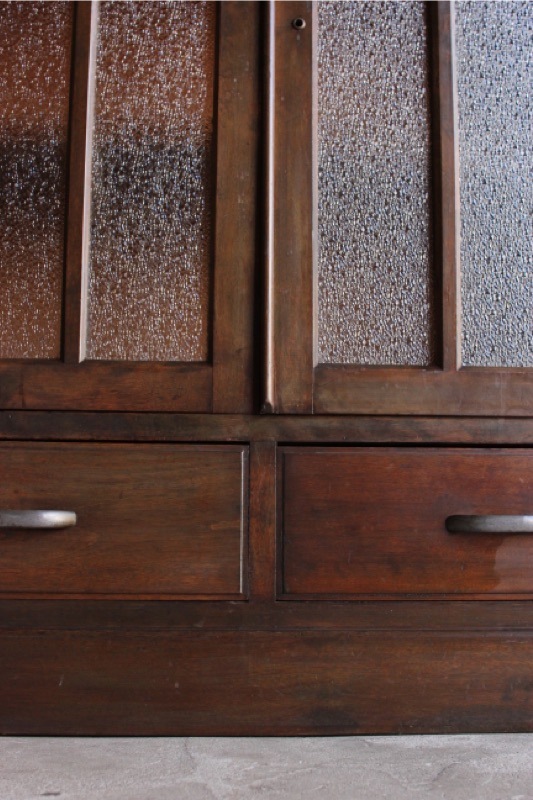 ダイヤガラスの戸棚