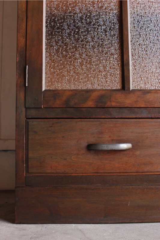 ダイヤガラスの戸棚