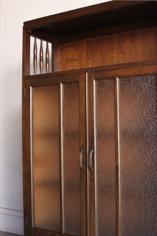 ダイヤガラスの戸棚