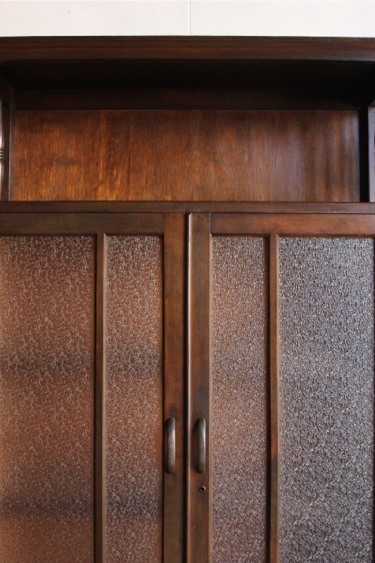 ダイヤガラスの戸棚