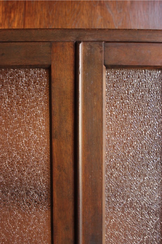 ダイヤガラスの戸棚