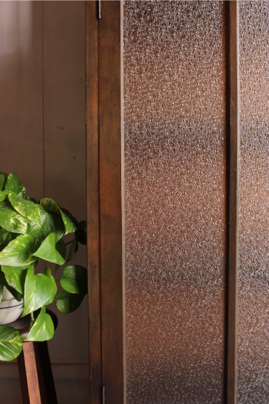 ダイヤガラスの戸棚