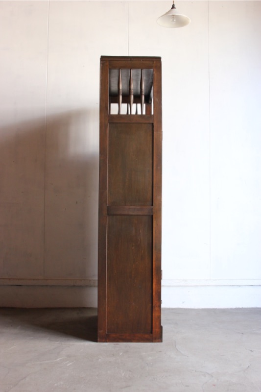 ダイヤガラスの戸棚