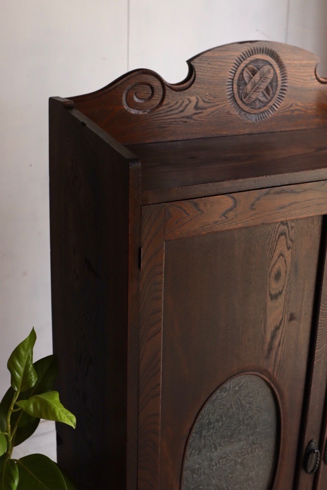 葉ガラスの戸棚