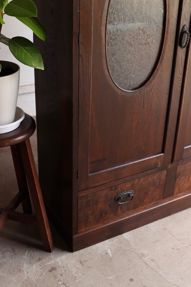 葉ガラスの戸棚