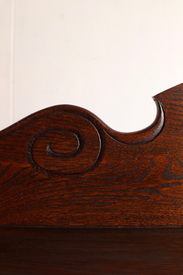 葉ガラスの戸棚