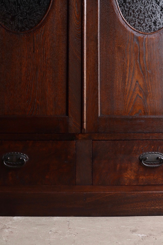 葉ガラスの戸棚