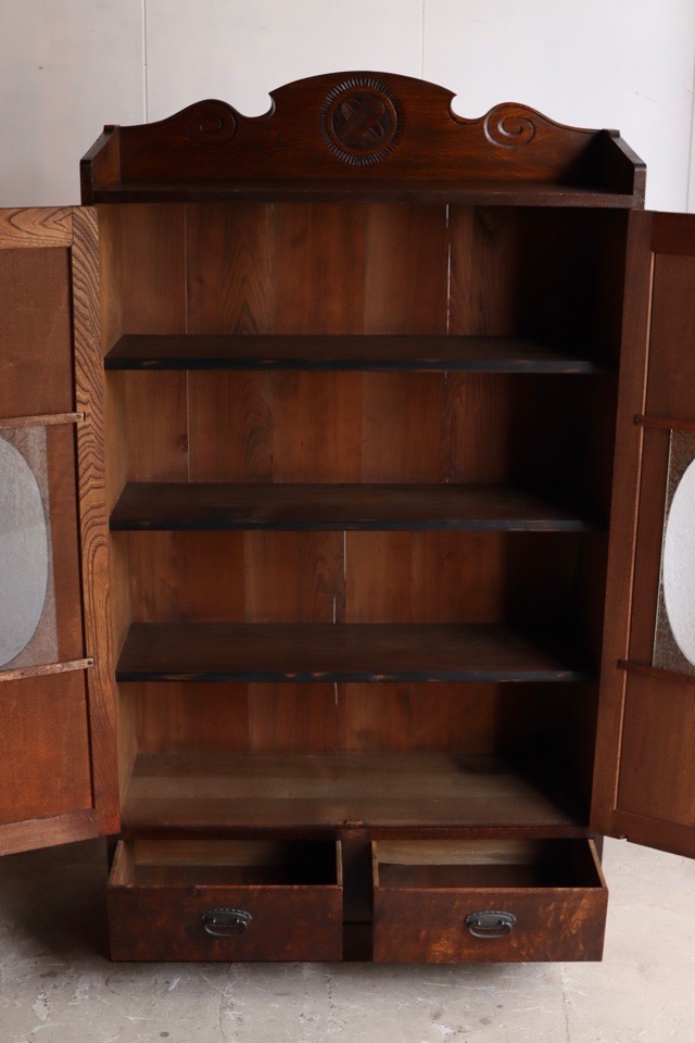 葉ガラスの戸棚