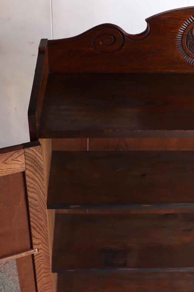 葉ガラスの戸棚