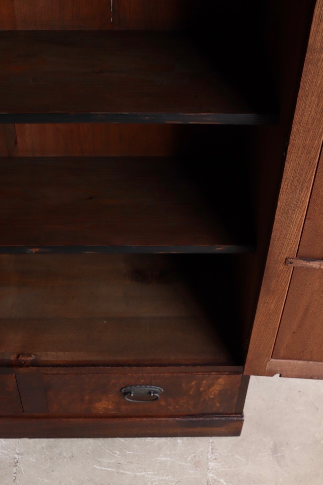 葉ガラスの戸棚