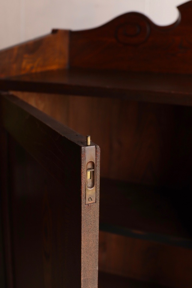 葉ガラスの戸棚