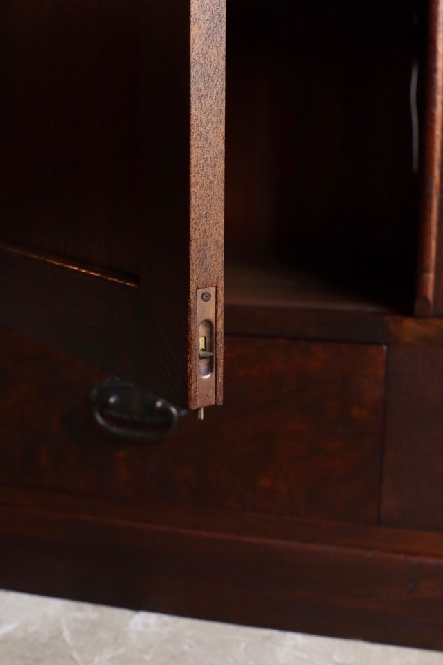 葉ガラスの戸棚