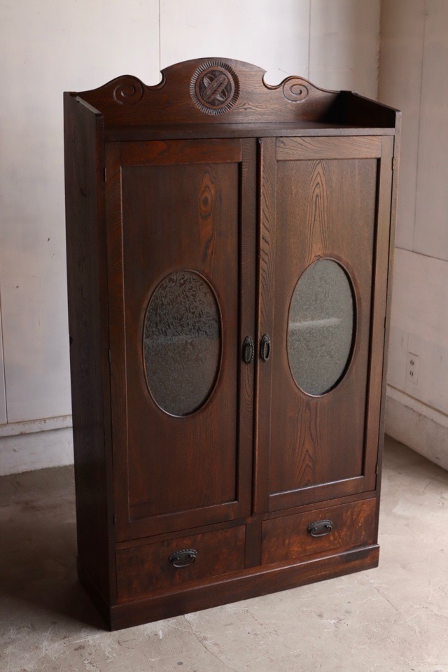 葉ガラスの戸棚