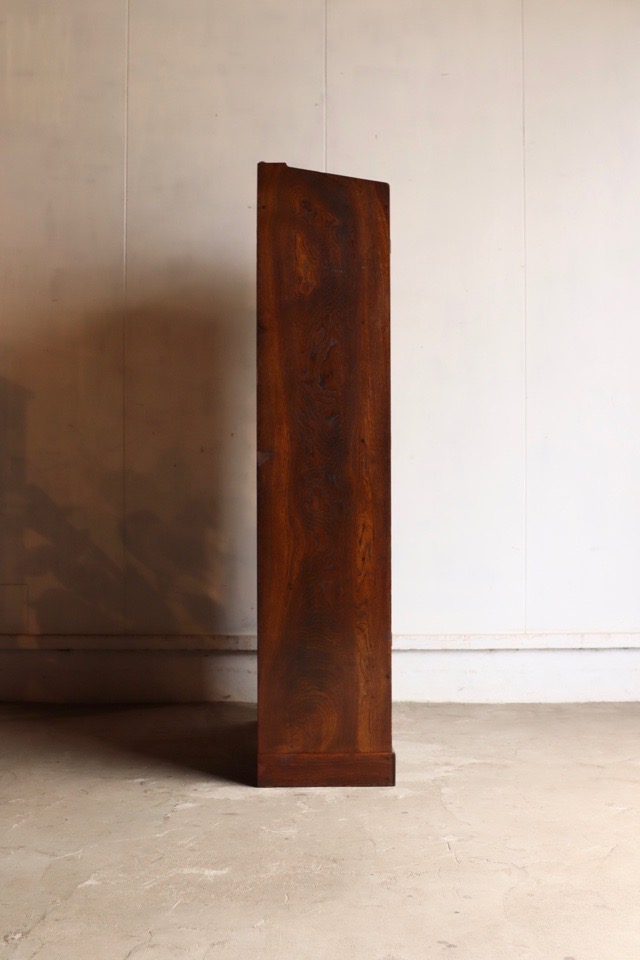 葉ガラスの戸棚