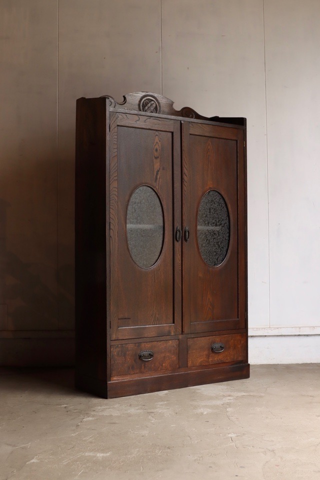 葉ガラスの戸棚