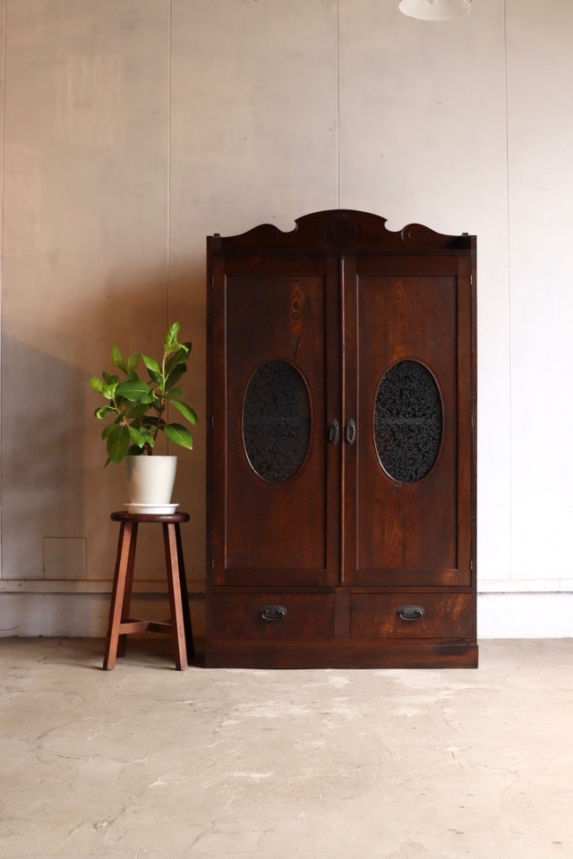 葉ガラスの戸棚