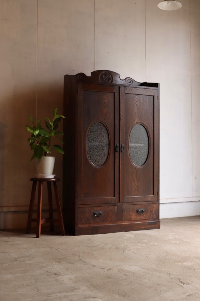 葉ガラスの戸棚