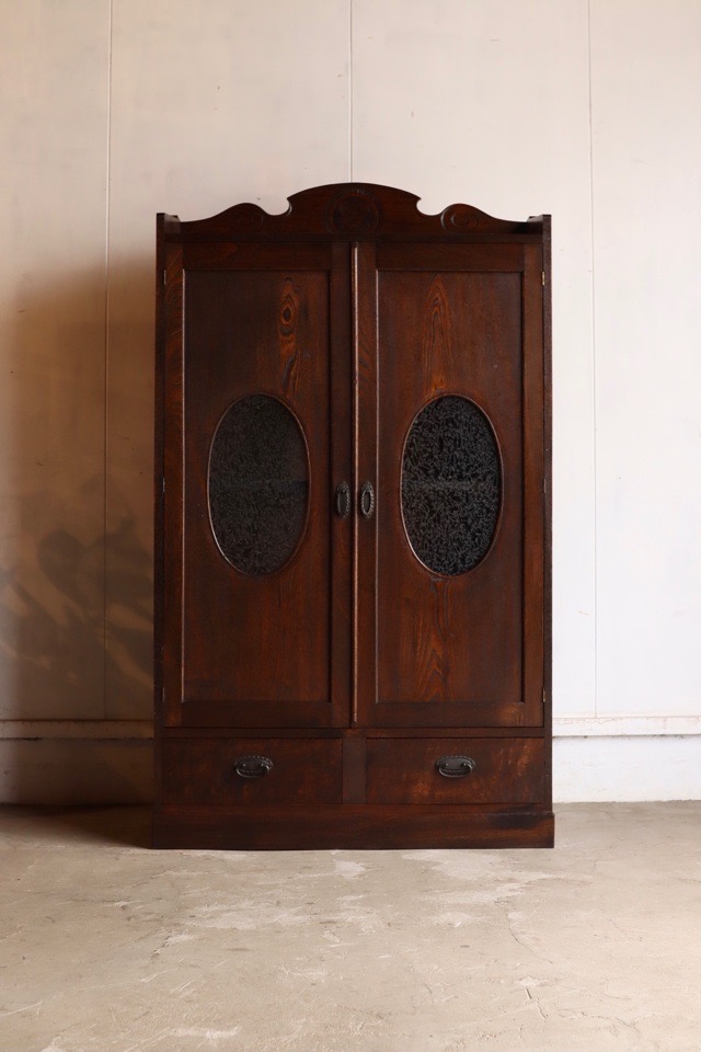 葉ガラスの戸棚